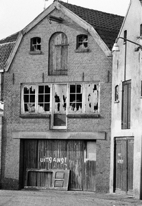 849238 Gezicht op een vervallen pakhuis.